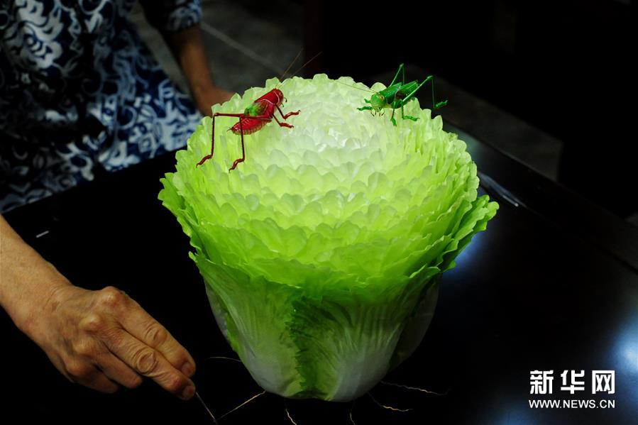（文化）（5）“蝈蝈白菜”展绢艺绝技