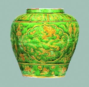 明万历 绿地黄彩开光海水云龙纹罐双圈六字楷书款 Rogers 基金