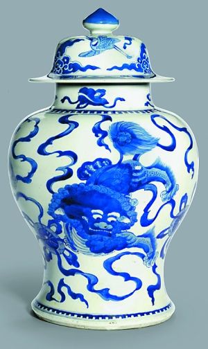 清康熙 青花狮球纹将军罐Lewis S. Wolff 夫人珍藏