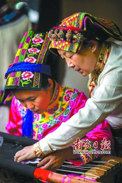 藏羌织绣核心传承人、四川省工艺美术大师杨华珍(右)在指导弟子。 图片由成都华珍藏羌文化博物馆提供