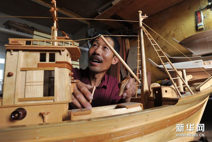 (晚报)(2)渔家汉巧手制船模