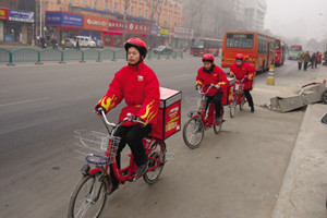 外卖平台和无证餐馆利益链:平台被称抽"饿了么税"