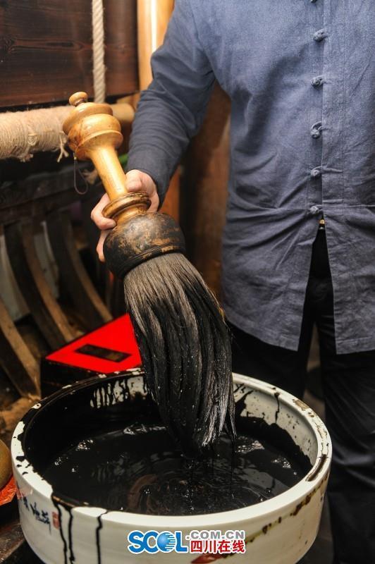 书法家练出“洪荒之力”：36斤棉纱当毛笔