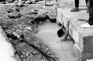 昆明&ldquo;坚持哥&rdquo;救活溺水儿童 走红网络被点赞