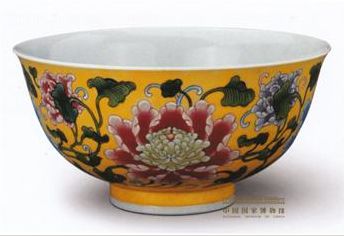 黄地珐琅彩牡丹纹碗赏析