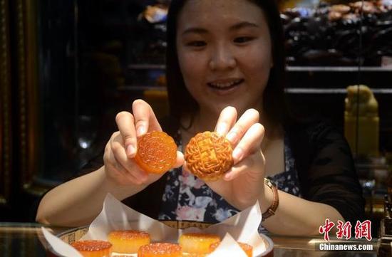 工艺美术大师雕出玉石月饼迎中秋