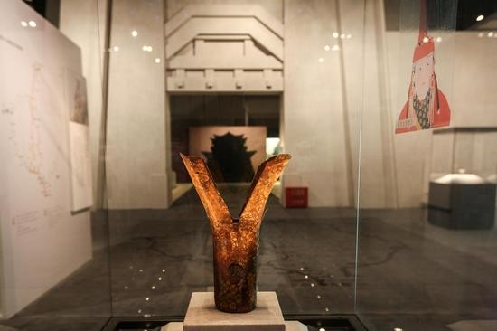 姑姑冠 蒙古汗国 高34底径9 内蒙古博物院藏