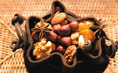 秋吃坚果好处多 松子补脑花生抗衰