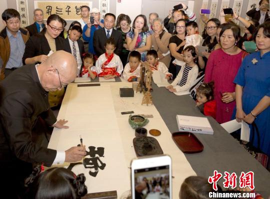 加拿大总理特鲁多祝贺渥太华中国书法作品展