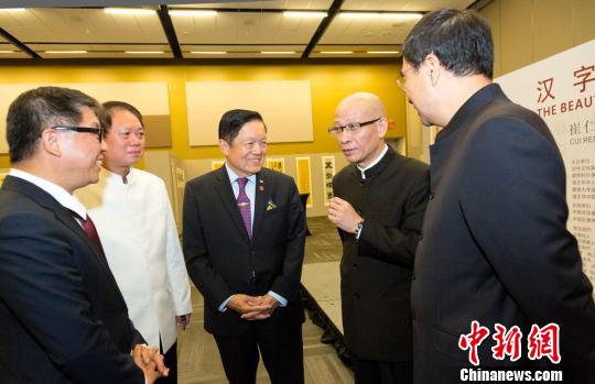 “汉字之美，妙在其中——崔仁辉(子岚)书法作品加拿大巡展”于当地时间10月6日在渥太华首都会展中心拉开帷幕。　徐长安 摄