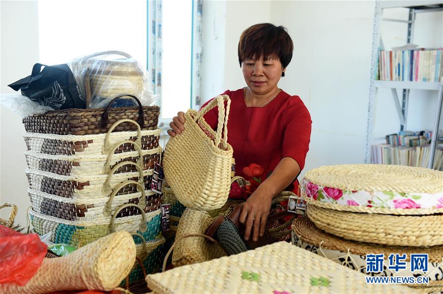 变废为宝 女农民用&ldquo;草&rdquo;编出致富路