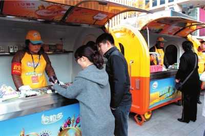 无证摊贩&ldquo;躲&rdquo;进饭馆卖早点