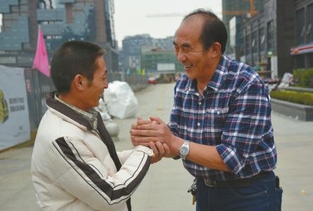 退休教师遗落四千元 三轮师傅苦等失主来