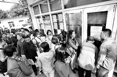 北京居住证办理一号难求 网上现代办业务要千元