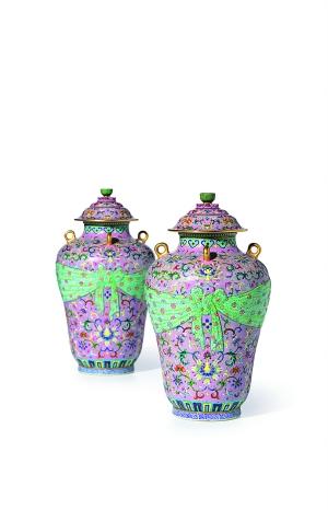 TOP6清乾隆 粉地粉彩包袱式四系盖罐一对 成交价：4276万港元