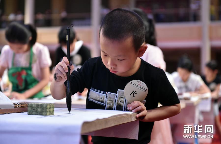 （晚报）（4）广州千名青少年共挥毫