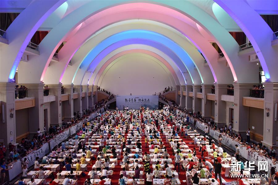 （晚报）（1）广州千名青少年共挥毫