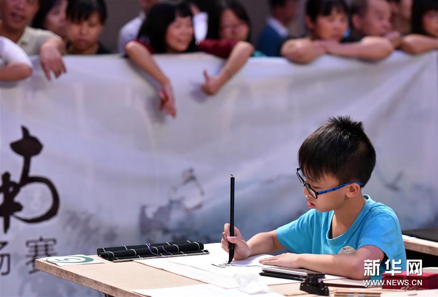 （晚报）（3）广州千名青少年共挥毫