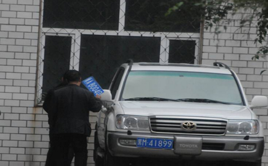 东北一局长开假牌车 扬言"整死"记者