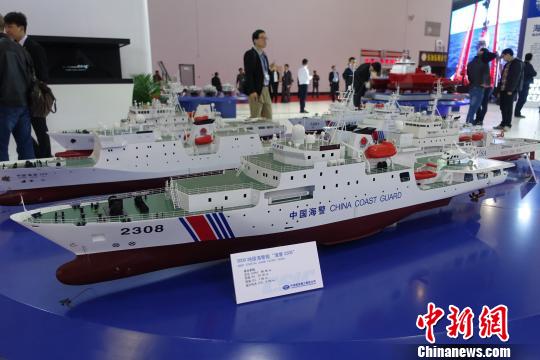 3000吨级海警船“海警2305”。 杨毅 摄