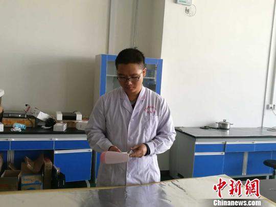 25日，沈阳市产品质量监督检验院的工作人员对电吹风等电器进行检测检验。　张颖 摄