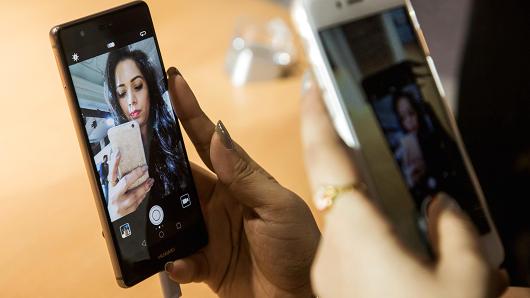 华为轮值CEO胡厚昆：5G与AI将推动智能手机变革