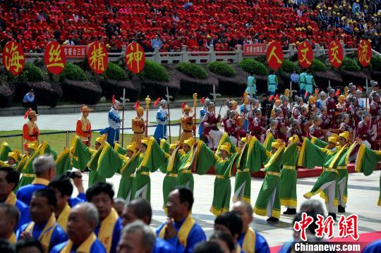 11月1日,丙申年秋祭妈祖典礼在“妈祖故乡”福建省莆田市湄洲岛举行。 张斌 摄