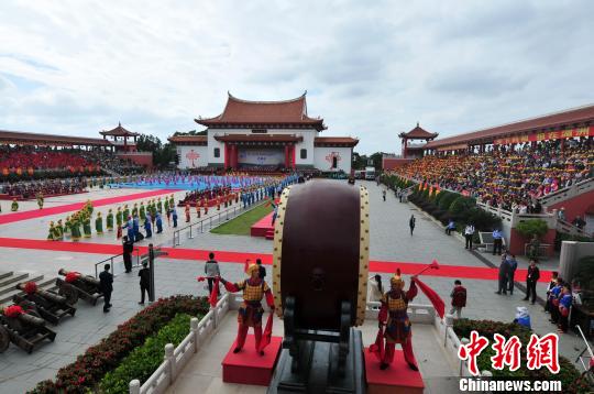 11月1日,丙申年秋祭妈祖典礼在“妈祖故乡”福建省莆田市湄洲岛举行。 张斌 摄
