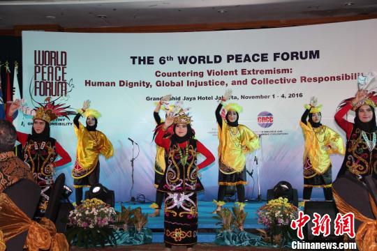 当晚的开幕式进行了印尼当地传统民族舞蹈表演。 顾时宏 摄