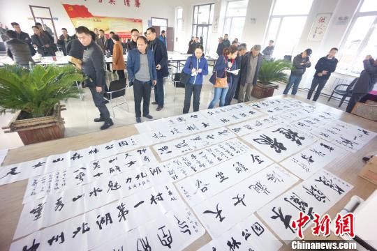 书法家们妙笔生花、佳作连篇，为北湖村留下墨宝。　沈殿成 摄