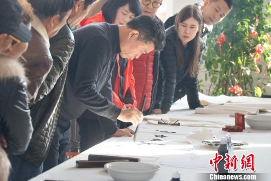 书法家们送文化下乡，在抚顺县上马镇北湖村乘兴挥毫。　沈殿成 摄