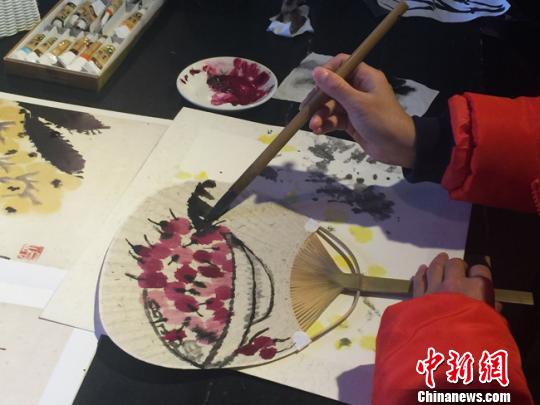兰州高校学子扇面&ldquo;泼墨&rdquo; 作水墨丹青展&ldquo;国画魂&rdquo;