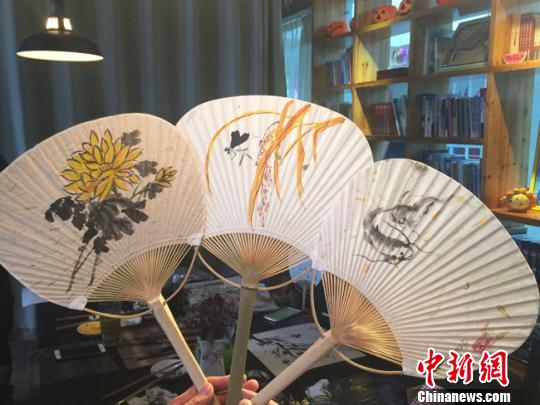 图为参与者画的扇面画。　杨娜 摄