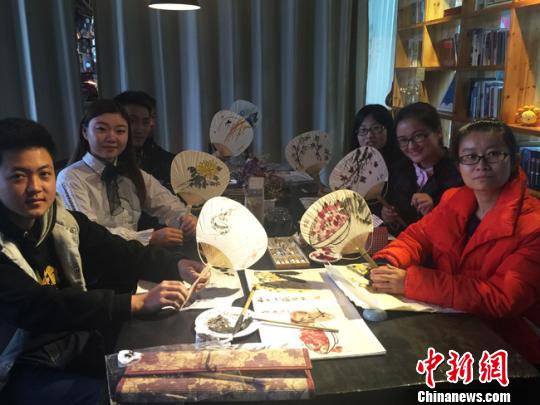 据沙龙的负责人沈晨介绍，他们中的大多数都是零基础，没有任何绘画的经验，举办这样的沙龙，她希望通过每个人的画笔，表达他们对美的认知，释放生活的压力。　杨娜 摄