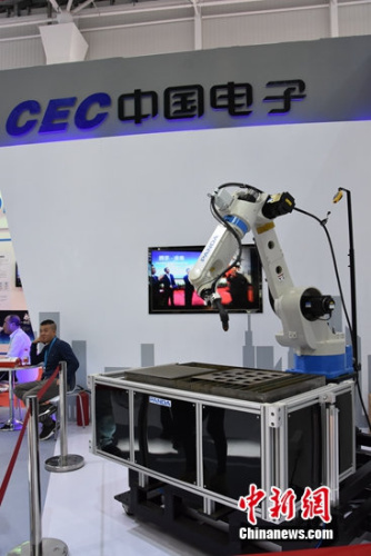 PANDA PRO六轴焊接机器人 <a target='_blank'  data-cke-saved-href='http://www.chinanews.com/' href='http://www.chinanews.com/' >中新网</a>记者 金硕 摄