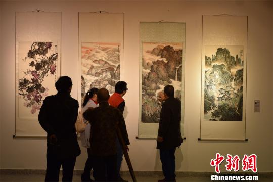 观众欣赏残疾人艺术家的书画作品。　马芙蓉 摄