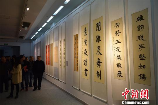 观众欣赏残疾人艺术家的书画作品。　马芙蓉 摄