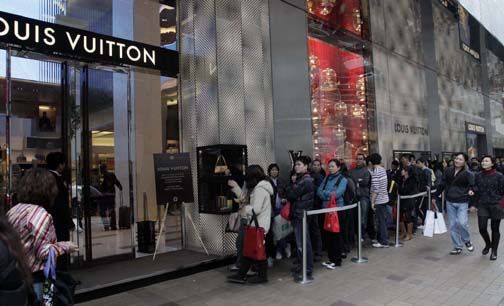 奢侈品国内外价差居高不下 八成消费者海外购买 