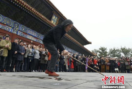 书法家王冬龄太庙挥毫 展32米镜面壁书《易经》