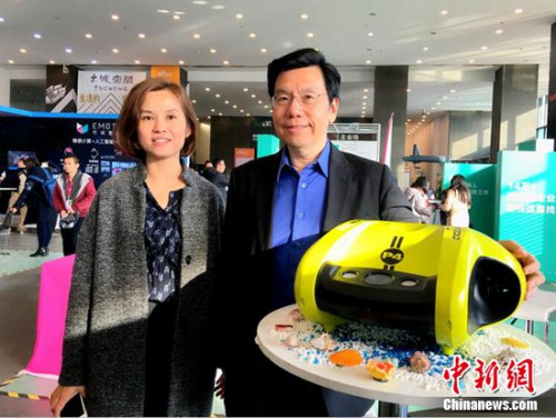 鳍源科技CEO张翀(左)、李开复(右)与FIFISH飞行鱼合影