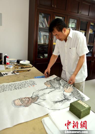 周旻艺术创作之中，　杨伏山 摄