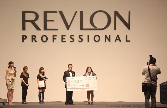 露华浓重返中国面临围攻