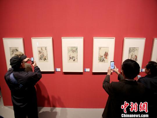 图为观众在观展。