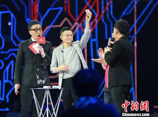图为马云在晚会现场变魔术。 供图 摄