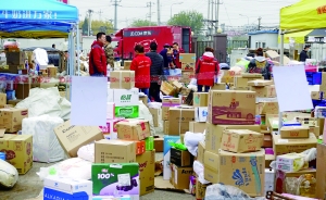 北京晚上9点校外还在排队取快递