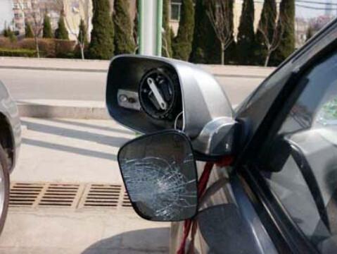 看法治节目学赚钱 两狱友掰6辆豪车后视镜被捕