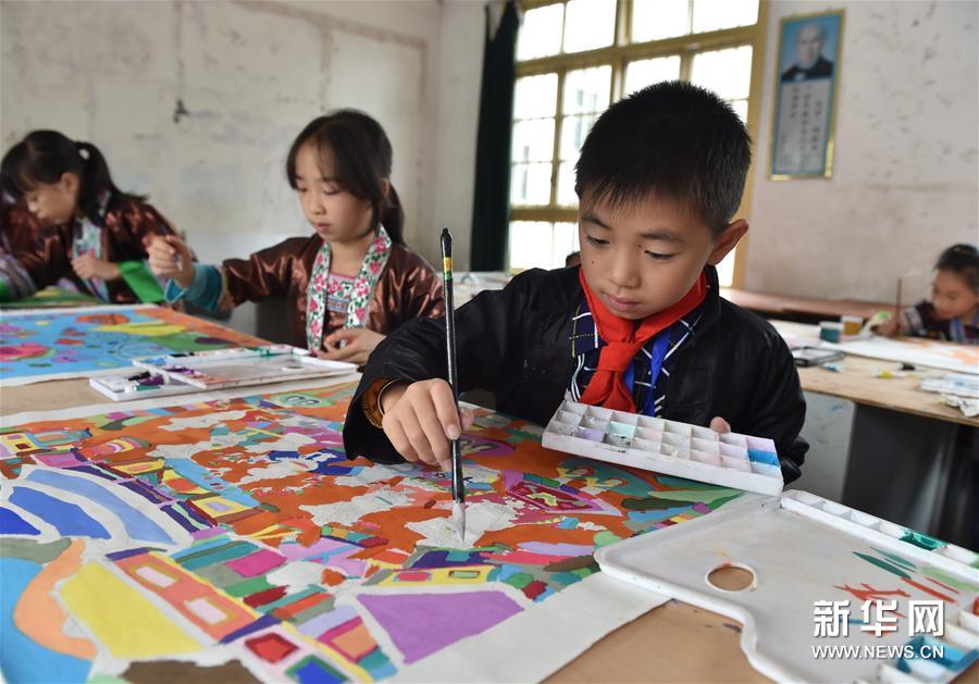 广西三江：让侗族农民画艺术在校园传承