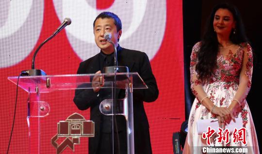 贾樟柯获第38届开罗国际电影节杰出艺术成就奖，用英文发表获奖感言。