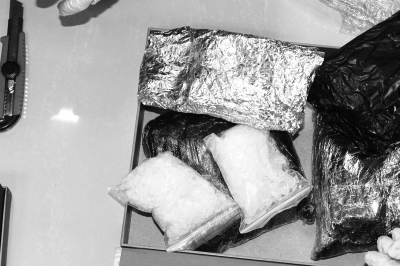 快递包裹藏毒品 民警假扮快递员&ldquo;上门&rdquo;抓人