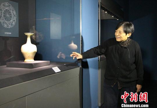 专家在现场讲述耀州窑的划花工艺 赵晓 摄